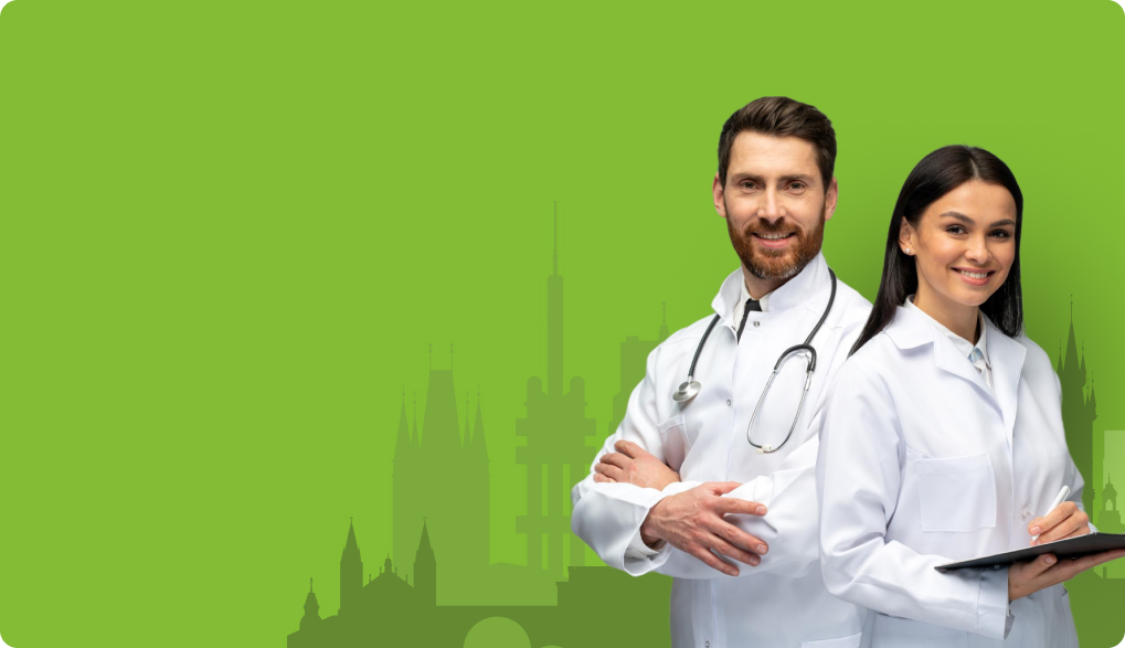 Professionelles Ärzteteam in weißen Kitteln, das selbstbewusst vor einem grünen Hintergrund mit einer Silhouette der Prager Skyline steht und erstklassige medizinische Reisedienstleistungen von ROYAL MEDICAL repräsentiert.