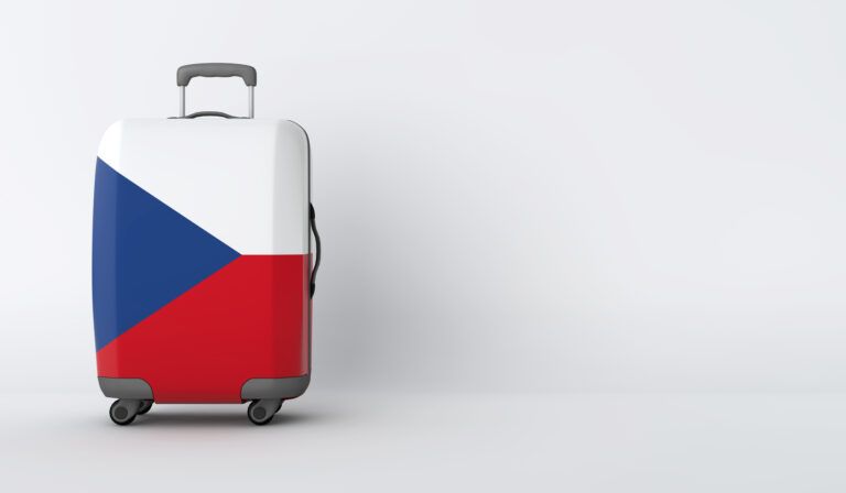 Чемодан с флагом Чехии – символ эндопротезирования за границей в Праге